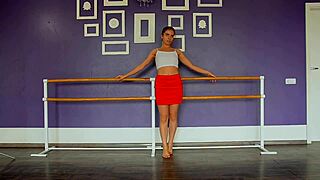 Electrifying gymnast Yana leaves no clothes on her tempting silhouette to enjoy a hot session