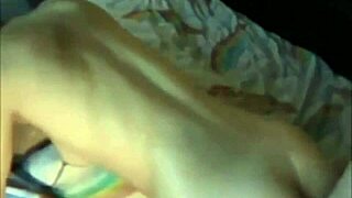 A young non-professional actress appearing as a woman has sex爭