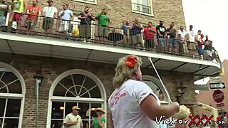 Skinny bøsse fingerer rumpe før bareback knull i badet