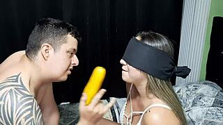 Jugando le pongo mi verga en la boca a la puta de mi hermanastra