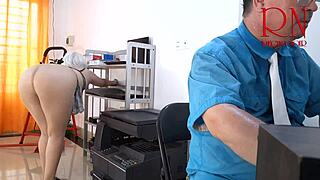 man, the clerk bangs the office cleaner and secretary one after another, it’s pure chaos!