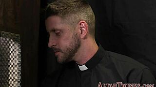 Katolik papaz twink'in kıçını yalıyor sonra bareback creampie