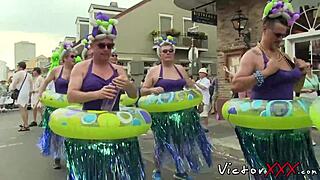 Chudý gej prstuje riť pred holým sexom v kúpeľni