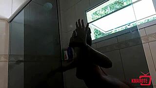 tocando uma siririca gostosa no banho depois que esfreguei minha bucetinha e fiquei toda molhada