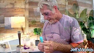 Hey, this perverted masseur really knows how to please chubby Sasha Syren!