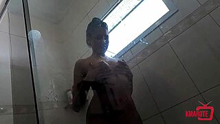 tocando uma siririca gostosa no banho depois que esfreguei minha bucetinha e fiquei toda molhada