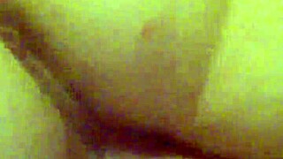 Tocmai văzut tipul ăsta umplându-i pizda udă soției cu spermă pentru creampie murdar