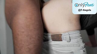 يا رجل، شوف زب أسود كبير يدق مؤخرة بيضاء بدون واقي مع كريم باي فوضوي