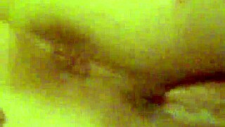 Tocmai văzut tipul ăsta umplându-i pizda udă soției cu spermă pentru creampie murdar