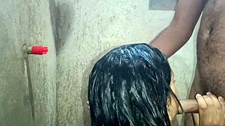 Comiendo a la rica hembra en la ducha con pasión