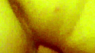 Tocmai văzut tipul ăsta umplându-i pizda udă soției cu spermă pentru creampie murdar