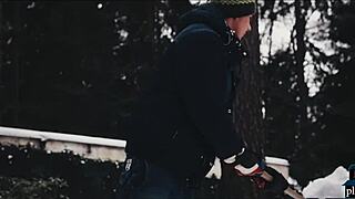 उह्ह, ठंडी बर्फ खेलने बाद हॉट कपल गर्म चुदाई में जुटा