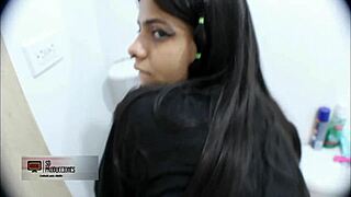 Me pajeo viendo a mi cachonda madrastra en ropa interior, luego la follo duro en el baño con un creampie