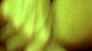 Esposa amadora punheta no vizinho, esfrega buceta nele e ele goza na xota dela