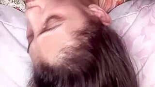 Ta denne dypthroaten opp ned, baby, og kom over hele ansiktet mitt!