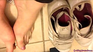 i folow goddess amandas foot fetish instrucshuns with her cute toes