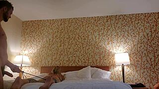 Joj, plavolaska obvlada velik kurac v vezanju... divje! 😈