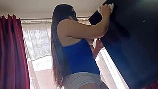 empleada puta exhibicionista se deja grabar su enorme concha y su buen culo