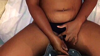 tirei a calcinha e dei gostoso para o novinho ao ar livre