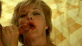 看金发美熟女狂吸大屌