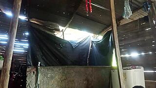 le presto la ducha a la vecina ya que no tiene agua y termino seduci�ndola y follando con ella en el ba�o