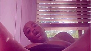 HarleyHarper enjoys a fun squirting session.