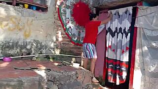 le presto la ducha a la vecina ya que no tiene agua y termino seduci�ndola y follando con ella en el ba�o