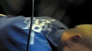 Broer chanteert stiefzus voor stiekeme handjob