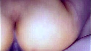 La madrastra estaba tan caliente que no pudo resistirse cuando su hijastrastro la sedujo y juntos experimentaron una pasión prohibida y deliciosa