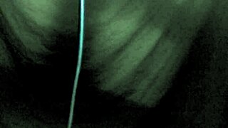 Broer chanteert stiefzus voor stiekeme handjob