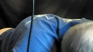 Broer chanteert stiefzus voor stiekeme handjob