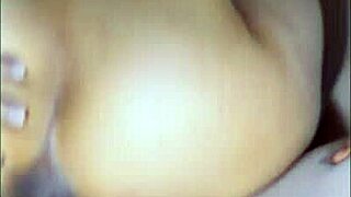 La madrastra estaba tan caliente que no pudo resistirse cuando su hijastrastro la sedujo y juntos experimentaron una pasión prohibida y deliciosa