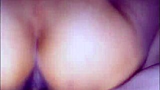 La madrastra estaba tan caliente que no pudo resistirse cuando su hijastrastro la sedujo y juntos experimentaron una pasión prohibida y deliciosa