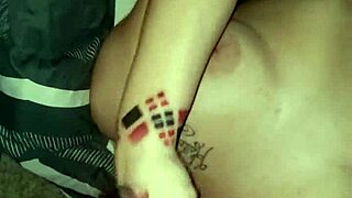 استمناء يدي عنيف بين الأعراق ينتهي بقذف على الوش