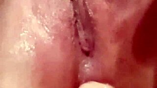 OMG, 이 뚱뚱한 베이비가 집에서 거대한 장난감으로 엉덩이 망가뜨려!