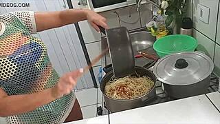 Hey, wanna watch sarah rosa cook sexy macarrão in sensual style?