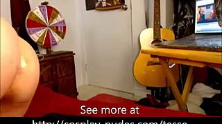 Cosplayer pelirroja goza fuerte con vibrador y dedos