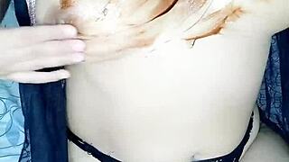 me sent�a muy sola y comence a tocarme mira mis tetas llenas de rico dulce