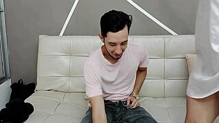 follo a mi traviesa hermanastra en la sala mientras padrastros no están 😈