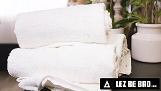 Charlotte Sins ve Lilly Bell'le Lezbiyen Olalım?