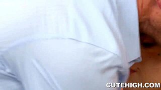 Jovencita ardiente de 18+ perforada por una buena polla