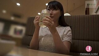 两个居酒屋女孩加入我疯狂3P，检查光滑小逼
