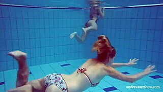 Meg og Melisa Darkova stripper under vann