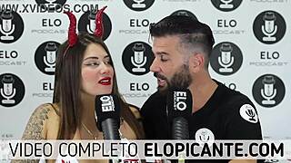 sara blonde chupa la banana con crema en el podcast de elo, colombian babe 😋