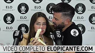 sara blonde chupa la banana con crema en el podcast de elo, colombian babe 😋