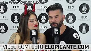 sara blonde chupa la banana con crema en el podcast de elo, colombian babe 😋