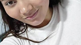 Hermosa curvy girl masturbating to orgasm?