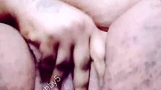 queen from johannesburg jerks off and squirts hard