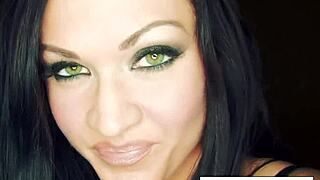 Kendall teases with her tits, so sexy 😘