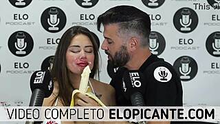 sara blonde chupa la banana con crema en el podcast de elo, colombian babe 😋